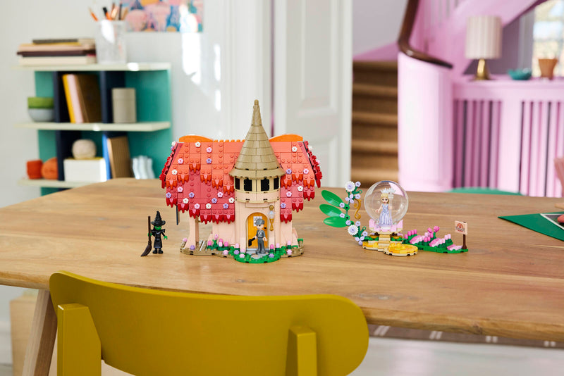 LEGO Building Set Glinda and Elphaba Visit Munchkinland 744 Pieces, UK version