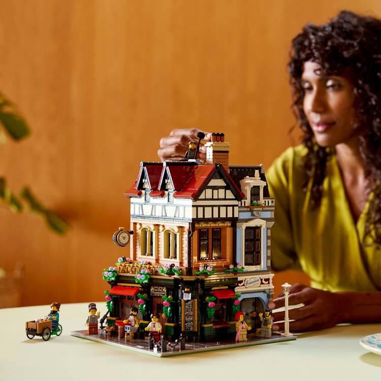 LEGO Icons Tudor Corner building set 10350, imported from the UK