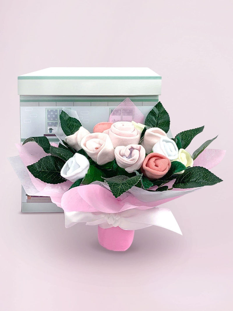سلة هدايا ترحيبية وردية من Babyblooms مع دمية فرانكي بير الناعمة - منتج بريطاني