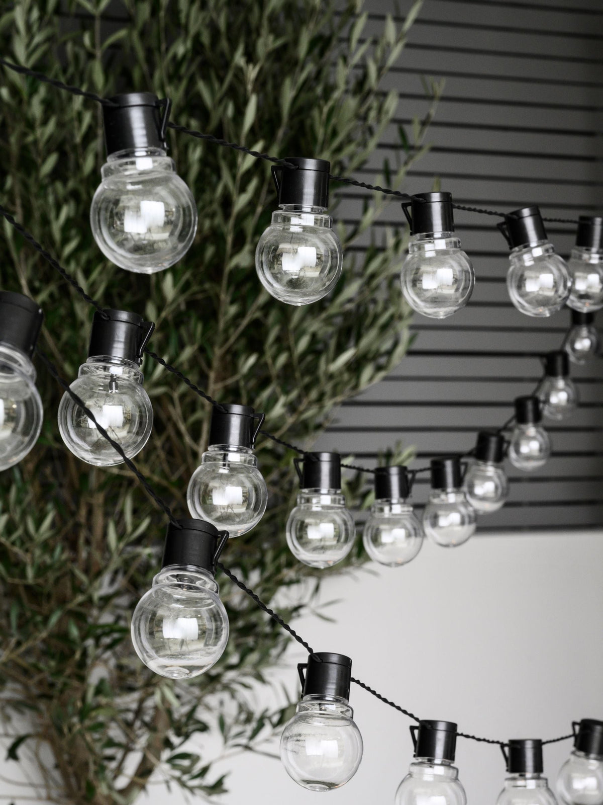 أضواء زينة خارجية سوداء 40 مصباح LED أبيض دافئ 9.8 متر (علامة تجارية بريطانية)
