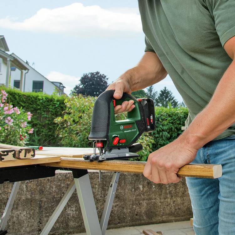 Bosch AdvancedSaw 18V-140 cordless jigsaw with carry case - British product