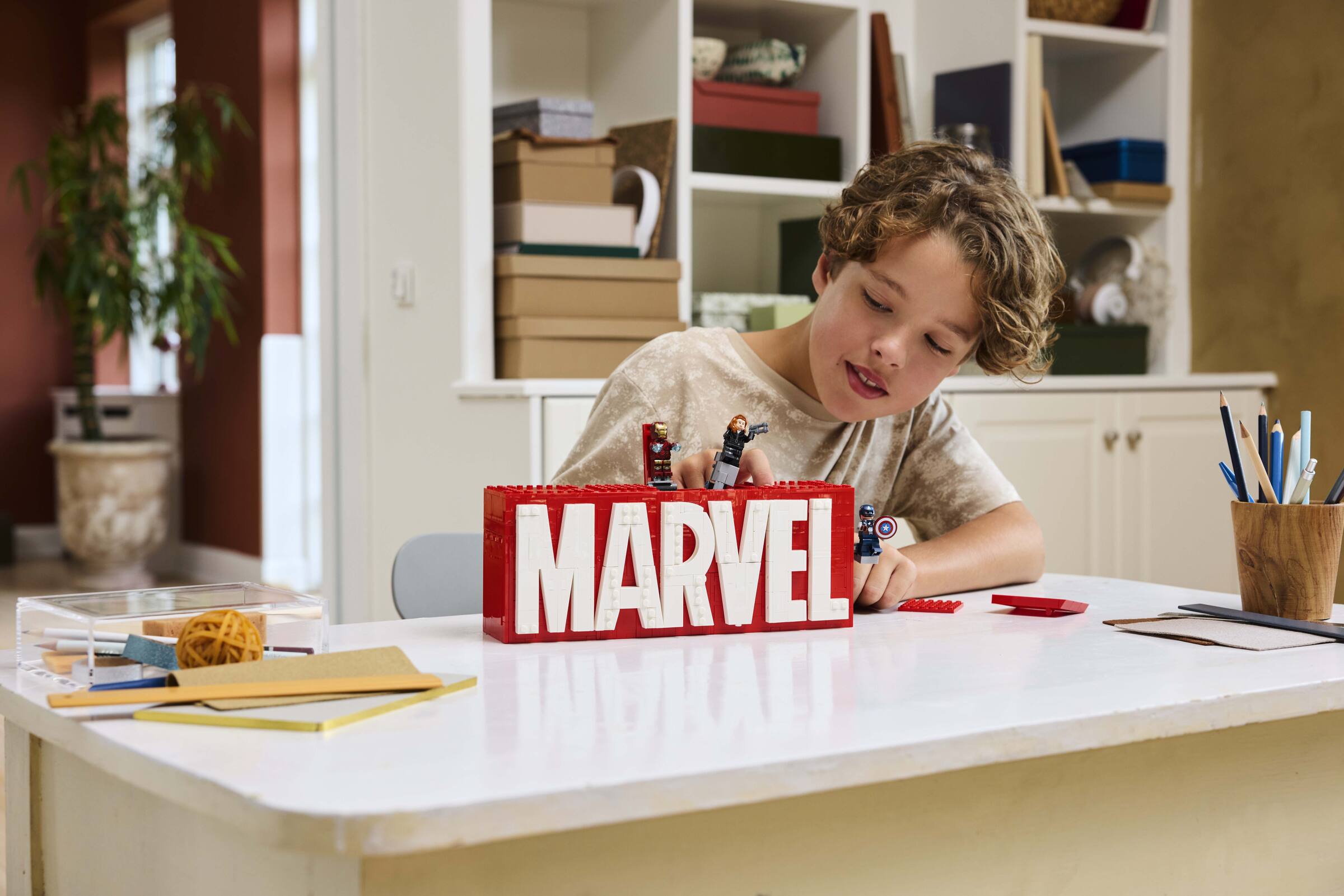 LEGO MARVEL Display Set 931 pieces, imported from the UK