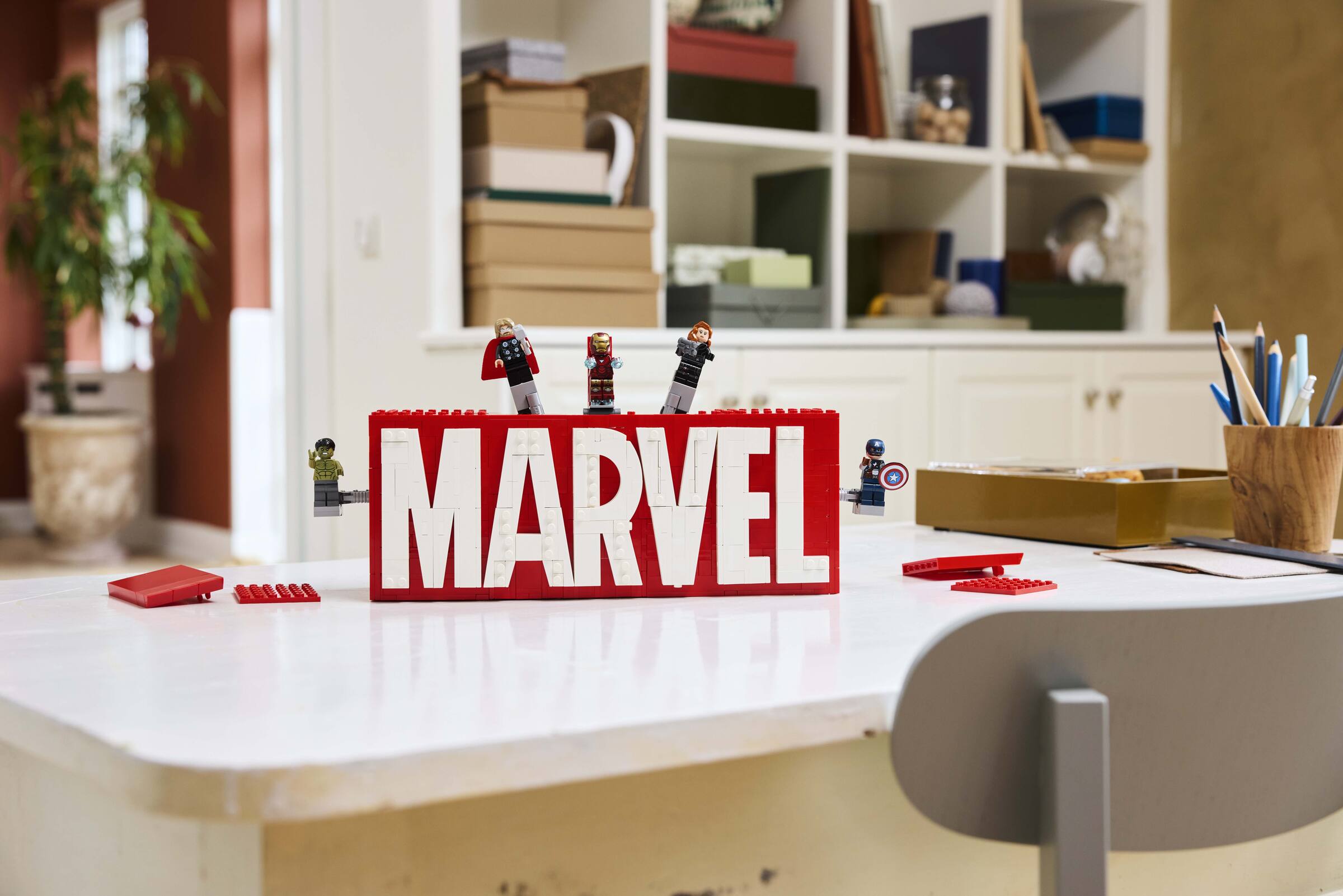 LEGO MARVEL Display Set 931 pieces, imported from the UK