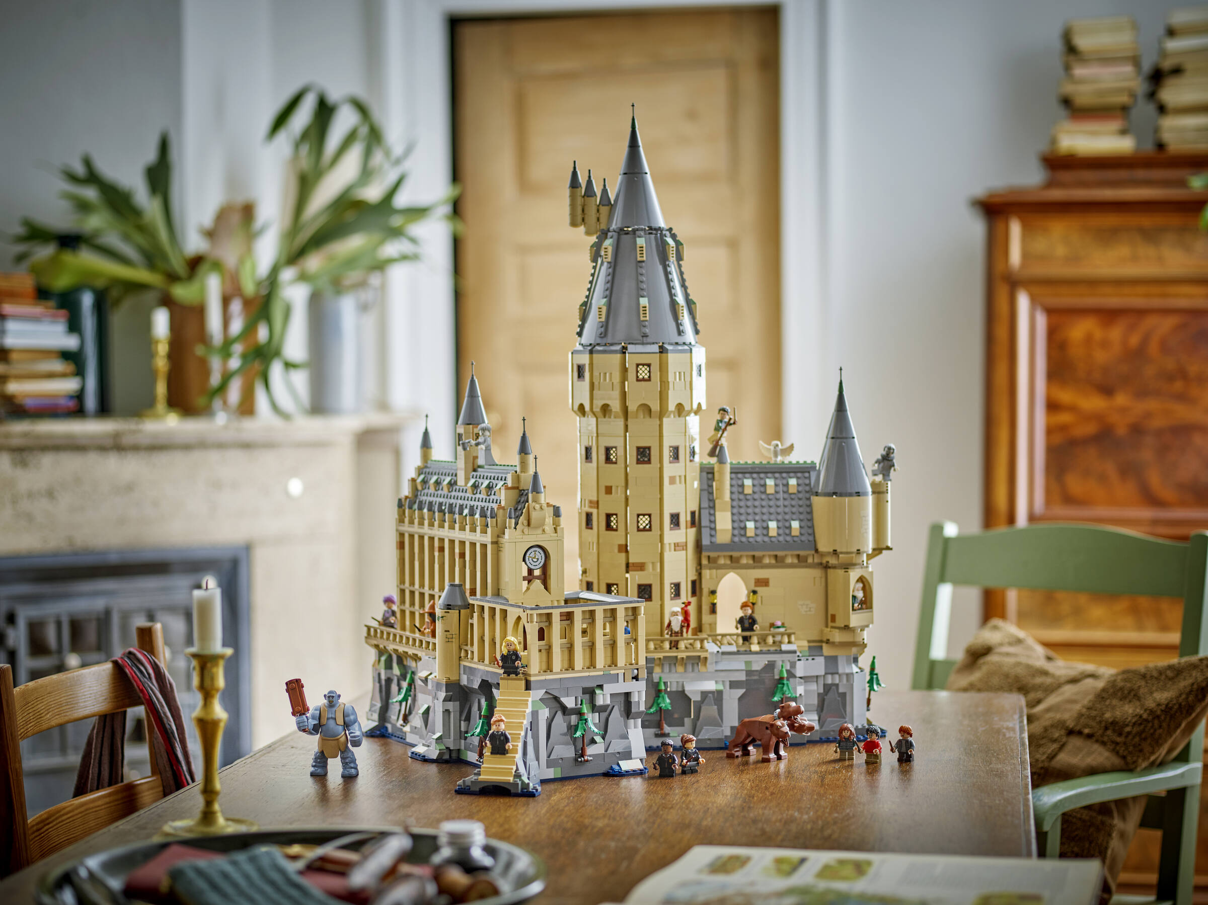 LEGO Hogwarts Castle Main Tower model 2135 pieces, UK version