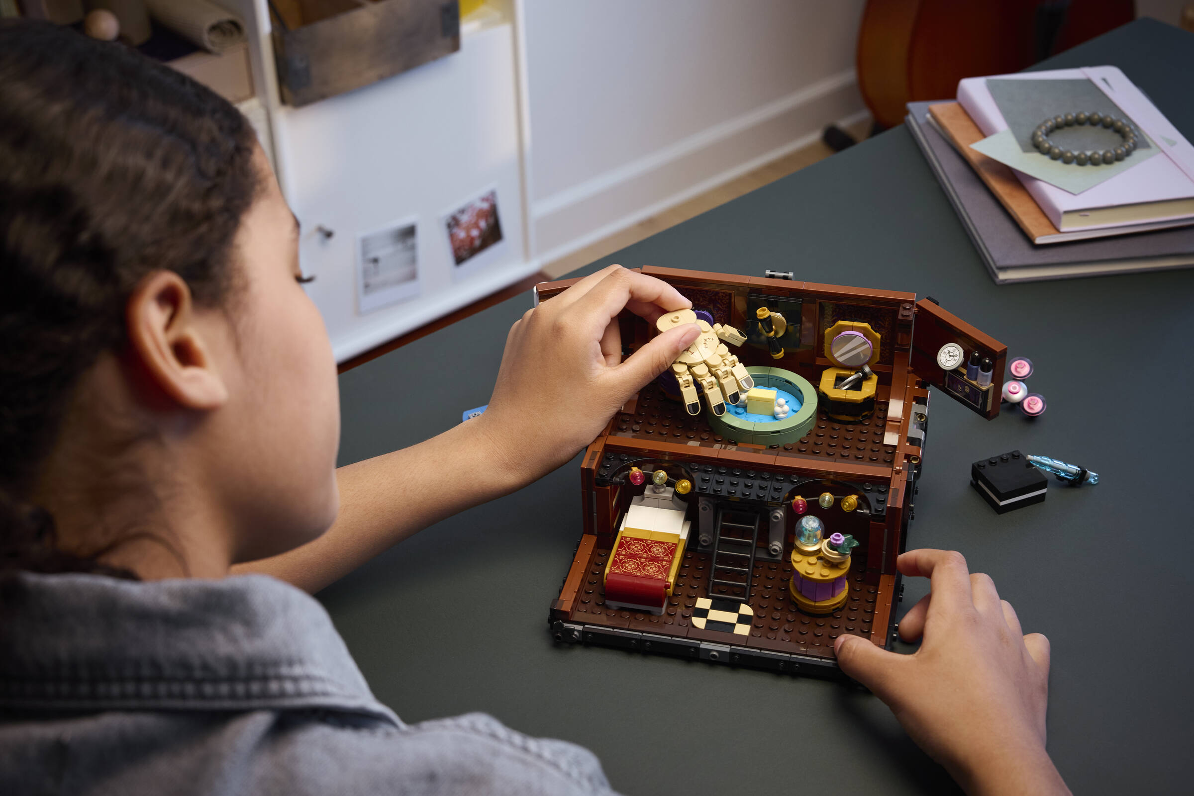 LEGO Thing's Apartment Building Set 828 Pieces (British brand)
