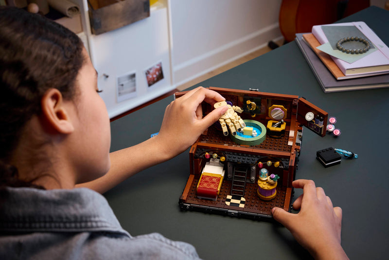 LEGO Thing's Apartment Building Set 828 Pieces (British brand)