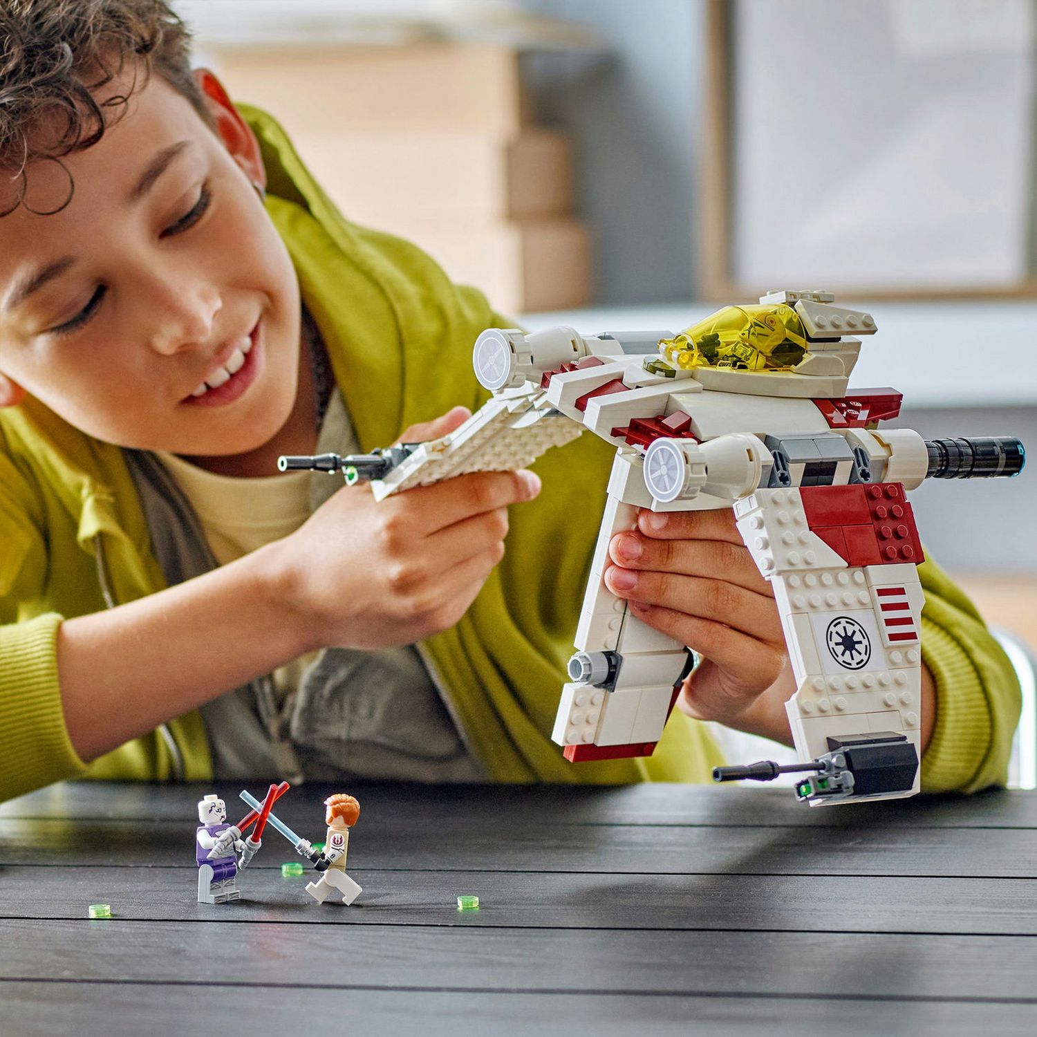LEGO V-19 Torrent Starfighter building set 567 pieces - British product