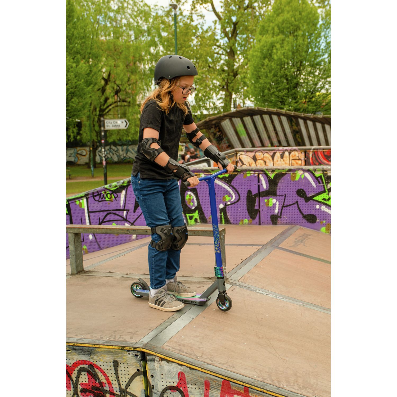 Stunted Flare stunt scooter with aluminium deck and neochrome details (British brand)