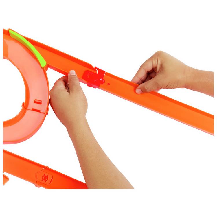 Hot Wheels stunt track playset with motorised booster and toy car (British brand)