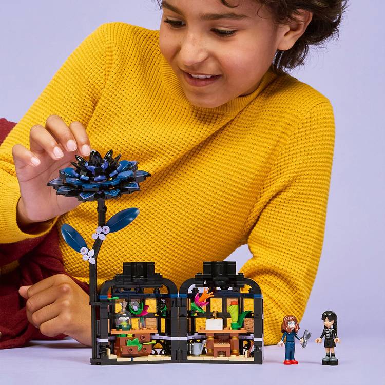 LEGO Wednesday black dahlia flower toy with mini dolls 358 pieces, UK version