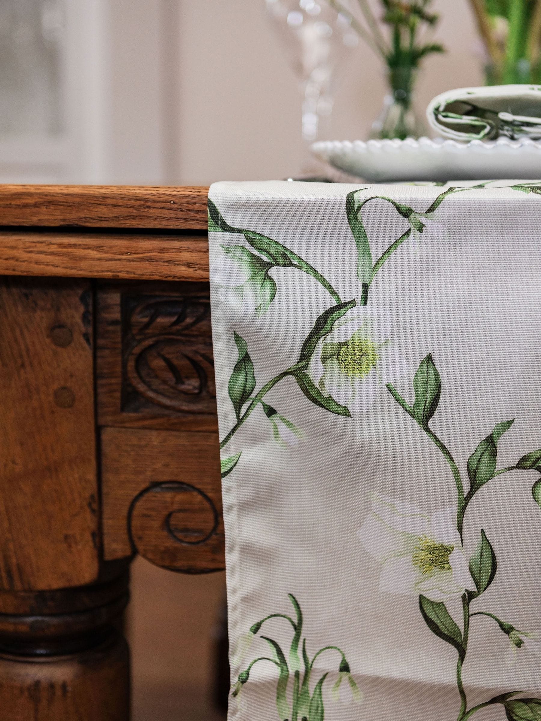 Avalon Home snowdrop and hellebore table runner 32x230cm, UK version