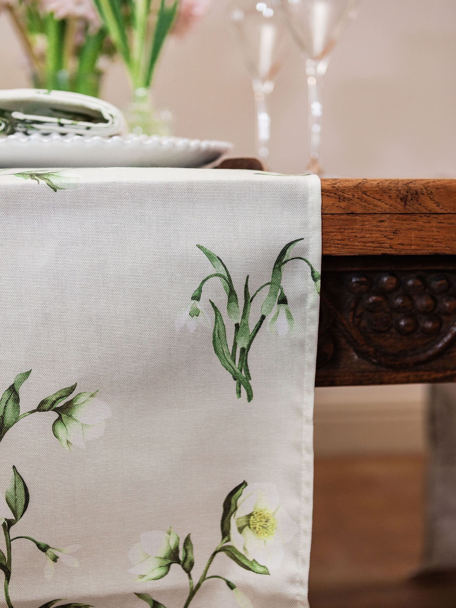 Avalon Home snowdrop and hellebore table runner 32x230cm, UK version