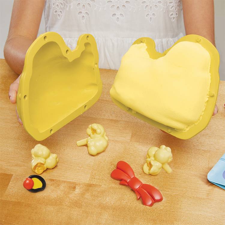 Creative Chefs Bluey Duck Cake Kit role play set (British brand)