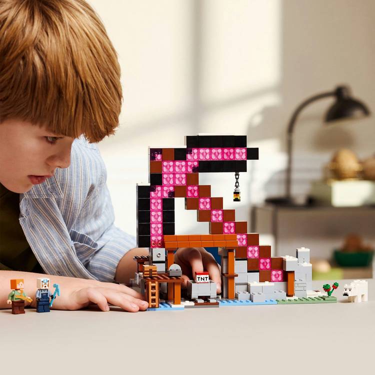 LEGO Minecraft Pickaxe Mine interactive building set 530 pieces - British product