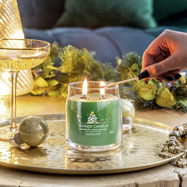 Yankee Candle medium jar candle Shimmering Christmas Tree - British product