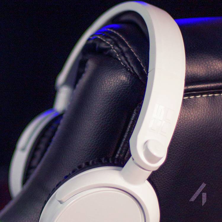 STEALTH C6-100 white over-ear gaming headset, UK version
