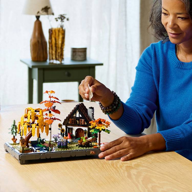 LEGO Icons Autumn Cottage Garden model kit - British product
