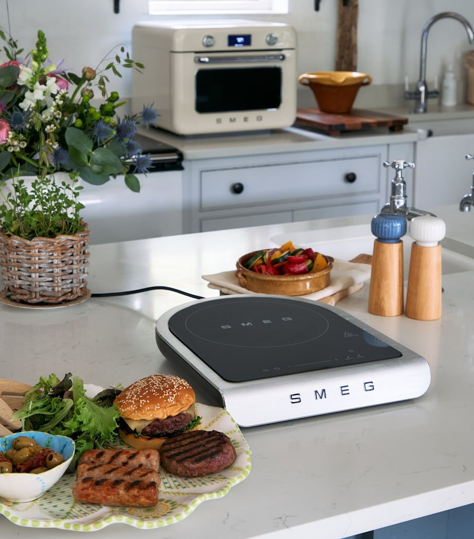 Smeg portable induction hob with temperature probe and storage case (British brand)
