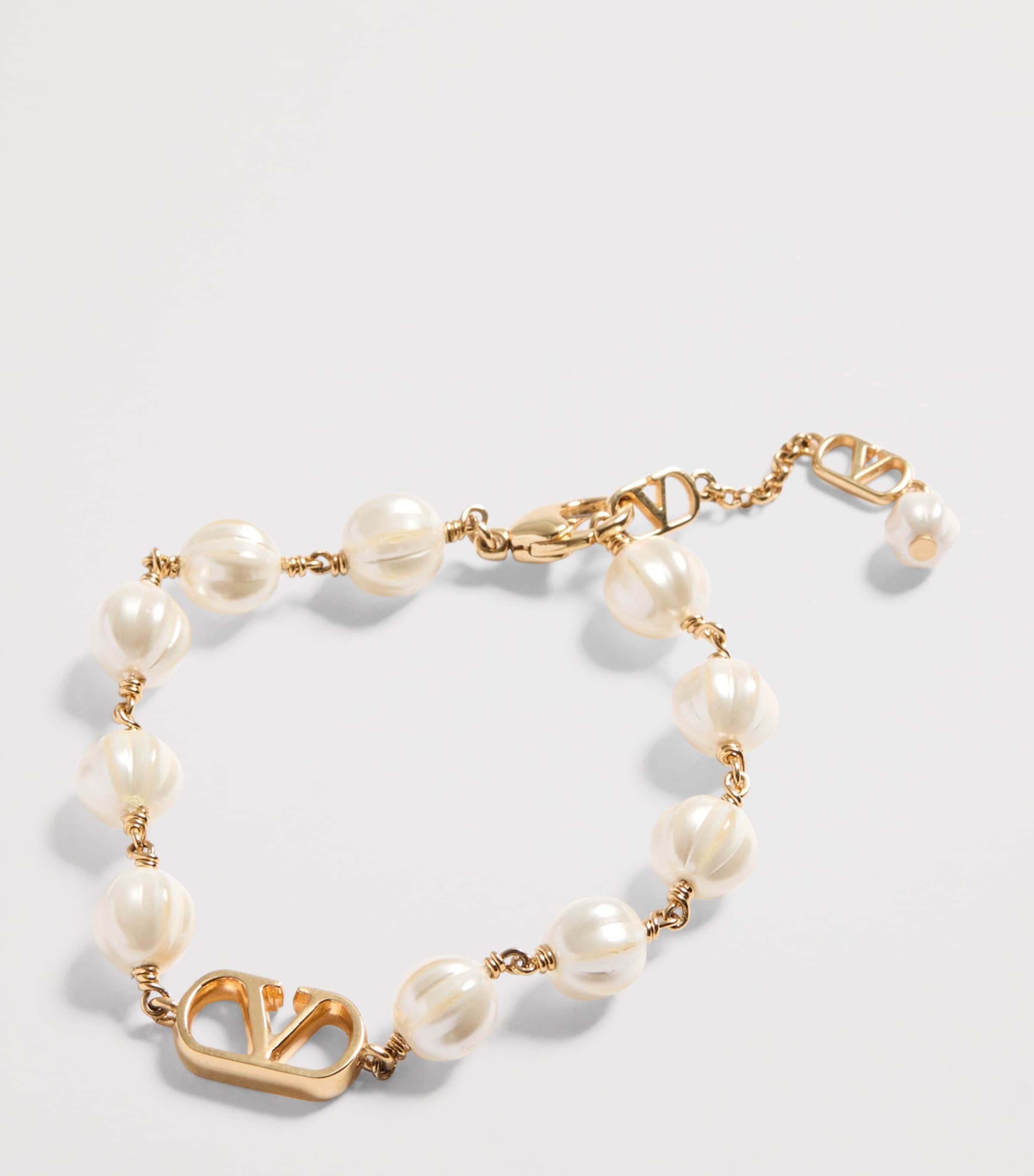 Valentino Garavani faux pearl VLogo bracelet - British product