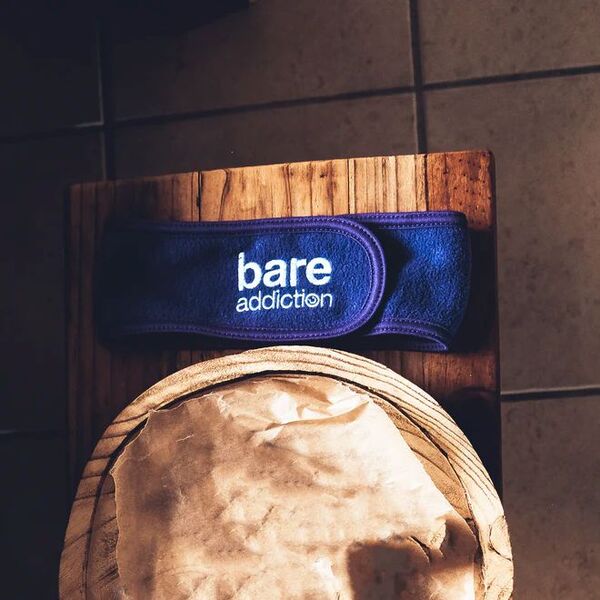 Bare Addiction gift set with toiletry bag, scrubber and headband (British brand)