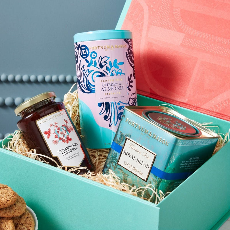 Teatime gift box with Royal Blend tea and biscuits, UK version