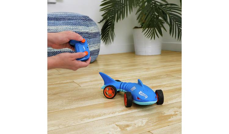 Hot Wheels Shark Speeder, Battery-Powered RC Vehicle