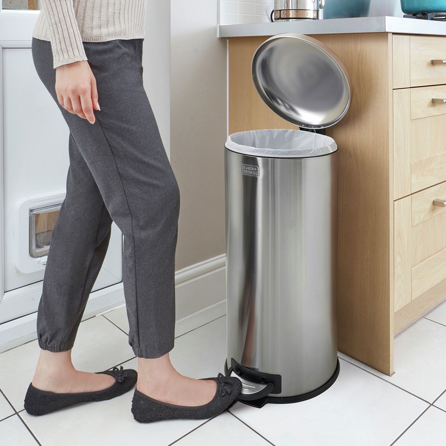 Black+Decker 30 litre stainless steel pedal bin, UK version
