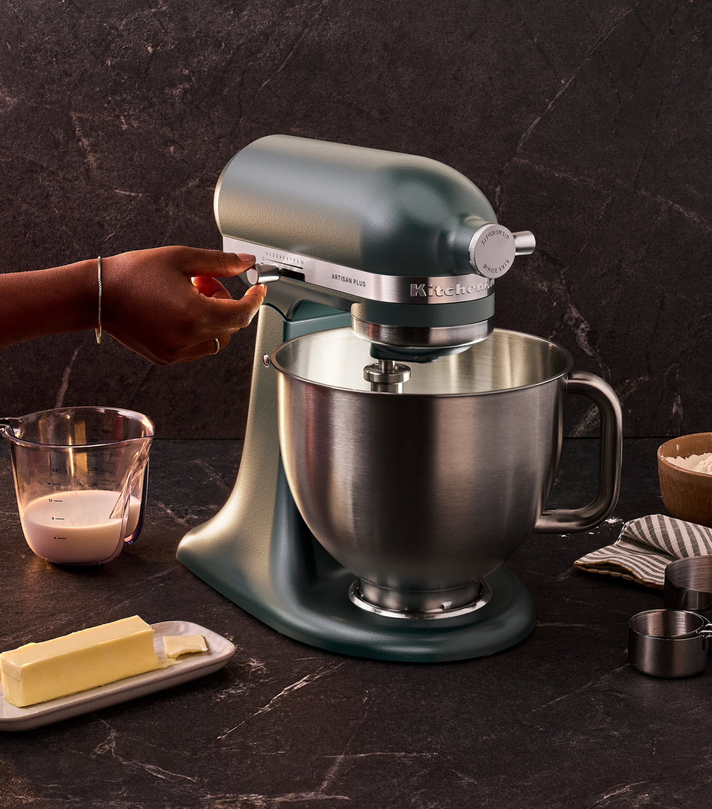 خلاط ستاند KitchenAid Artisan Plus سعة 4.7 لتر - منتج بريطاني