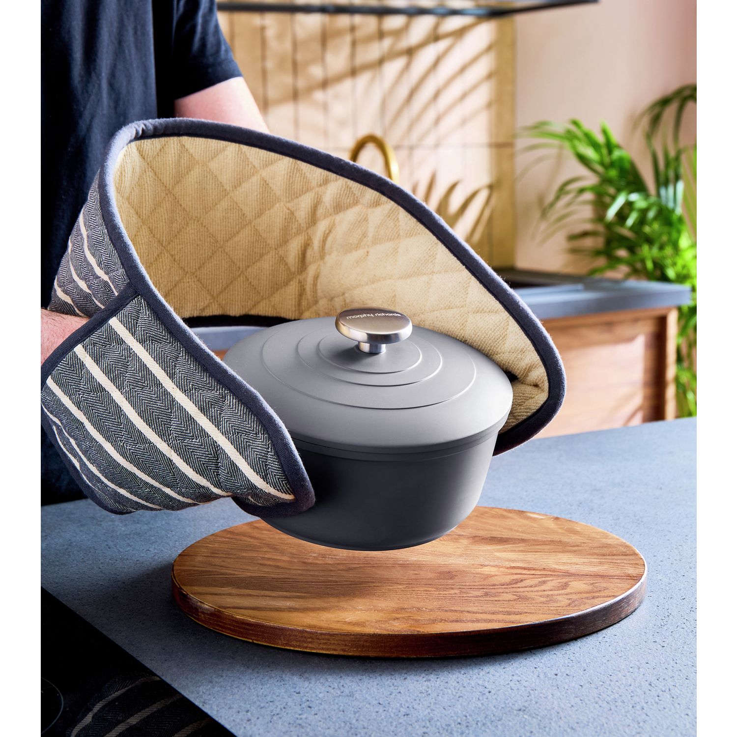 Morphy Richards casserole dish 2.3L grey, imported from the UK