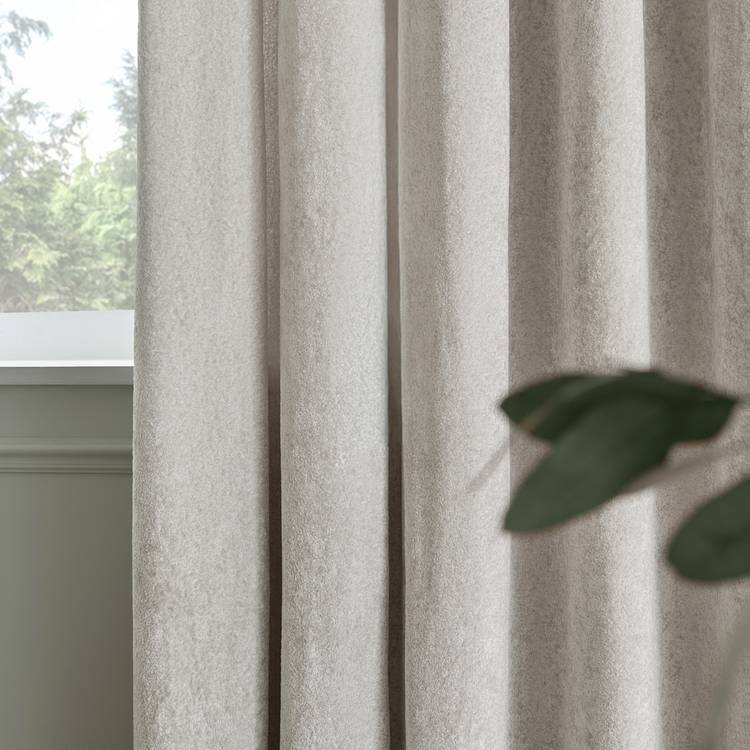 Paoletti Lustre Velvet Eyelet Curtains silver 117x137cm, UK version