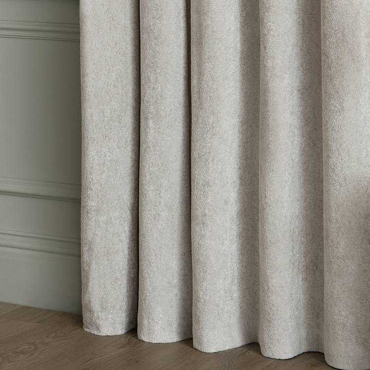 Paoletti Lustre Velvet Eyelet Curtains silver 117x137cm, UK version
