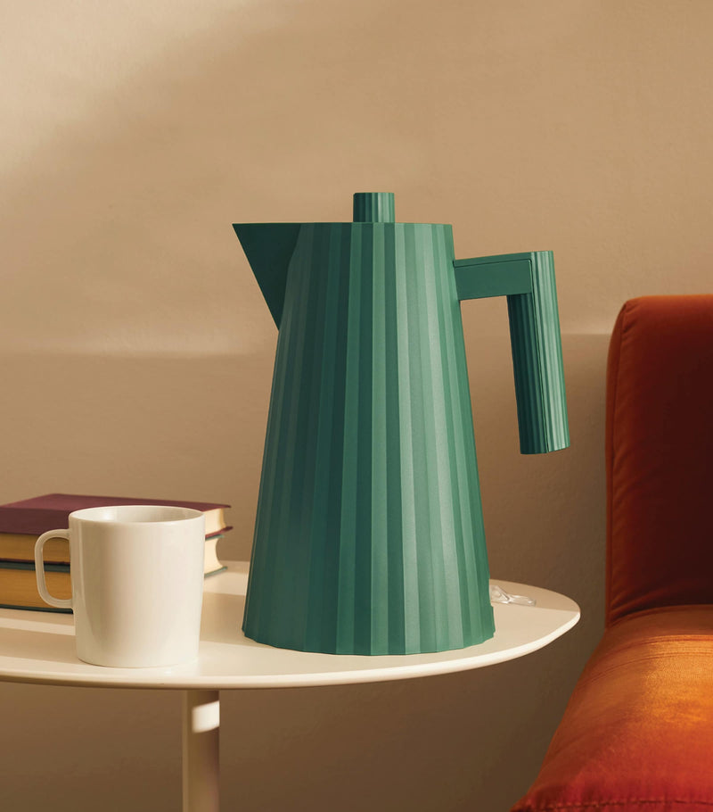 Alessi Plissé design kettle with 1.7L capacity - British product