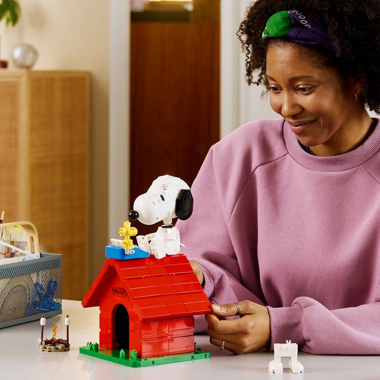 LEGO Ideas Snoopy doghouse building set for adults, UK version