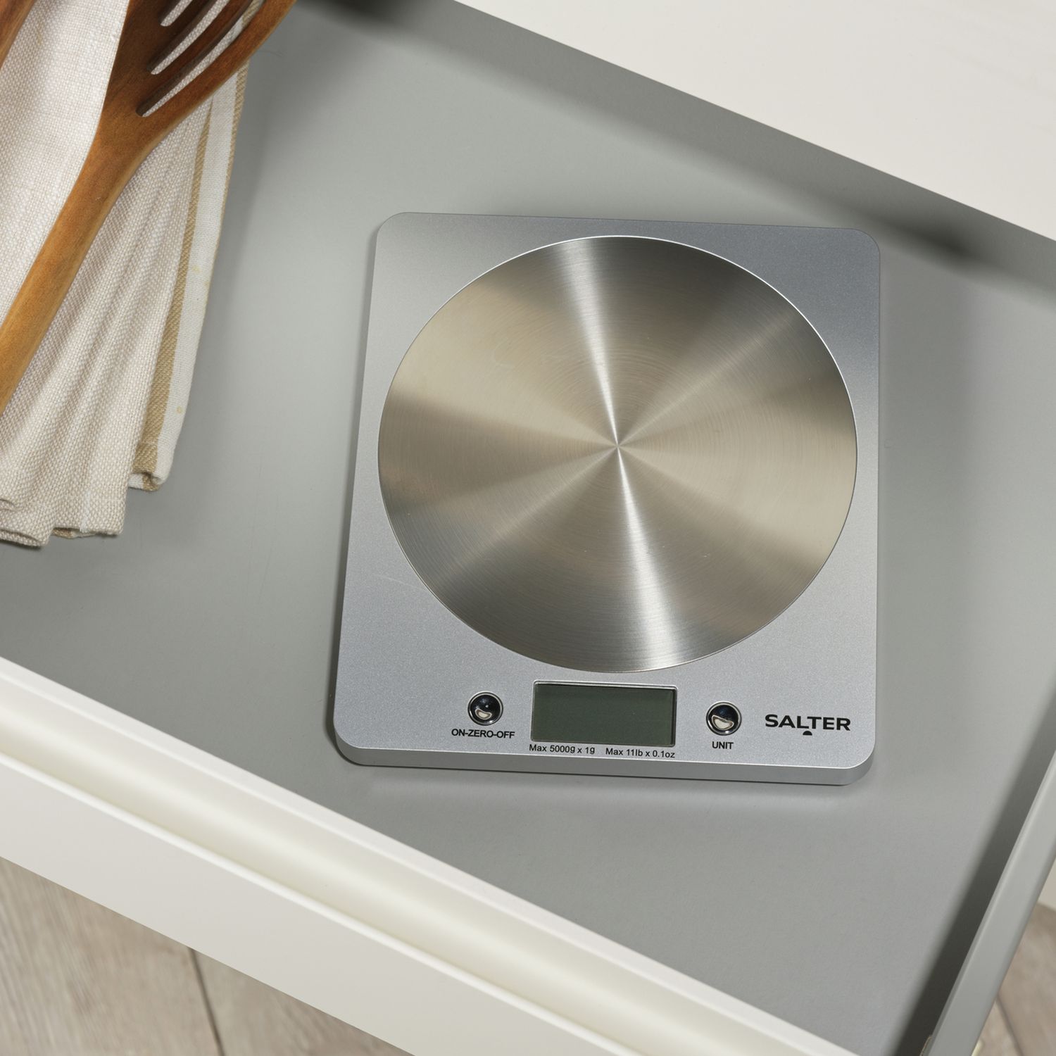 Salter electronic kitchen scale with silver steel platform - British product
