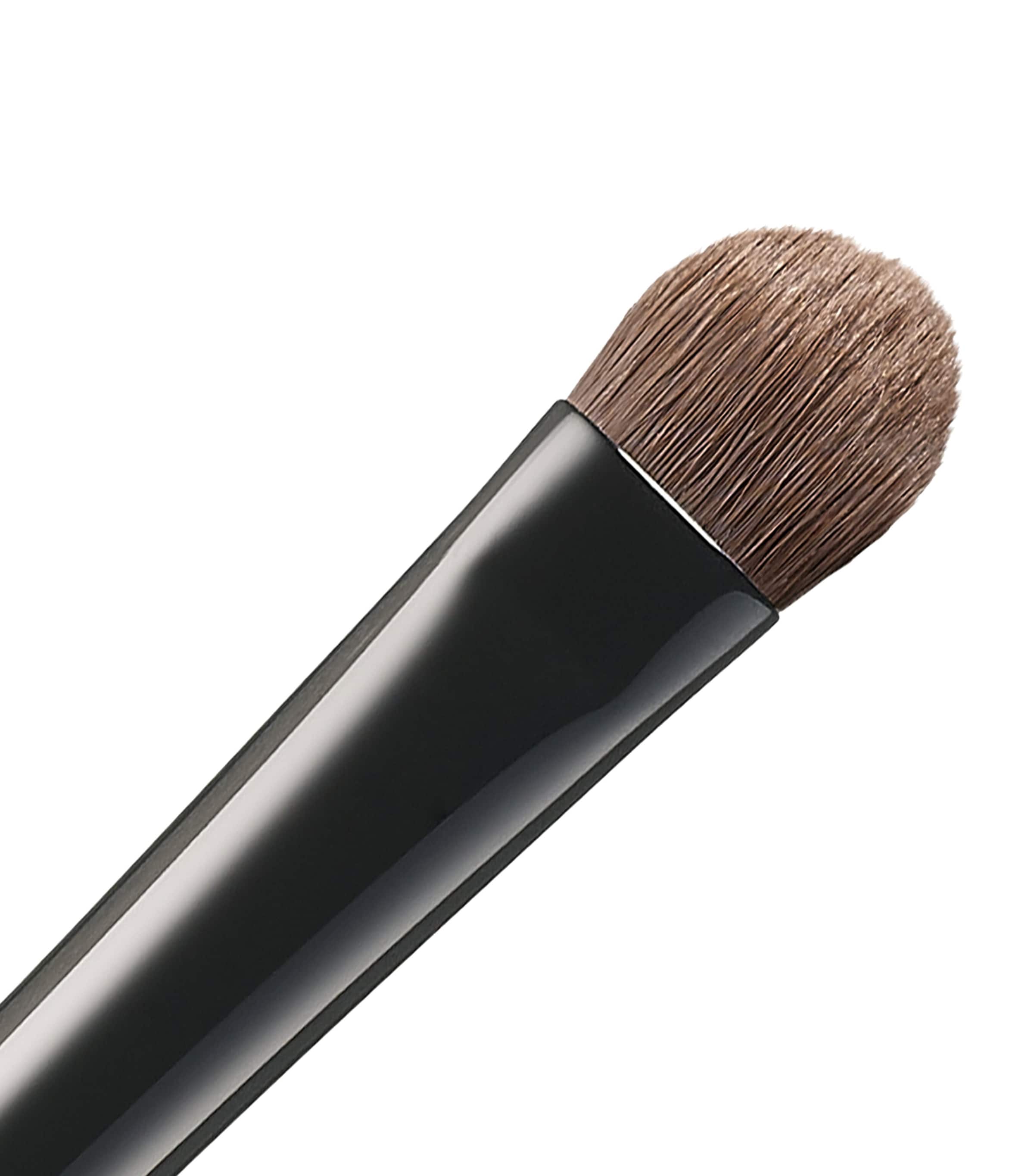 Suqqu eyeshadow brush (British brand)