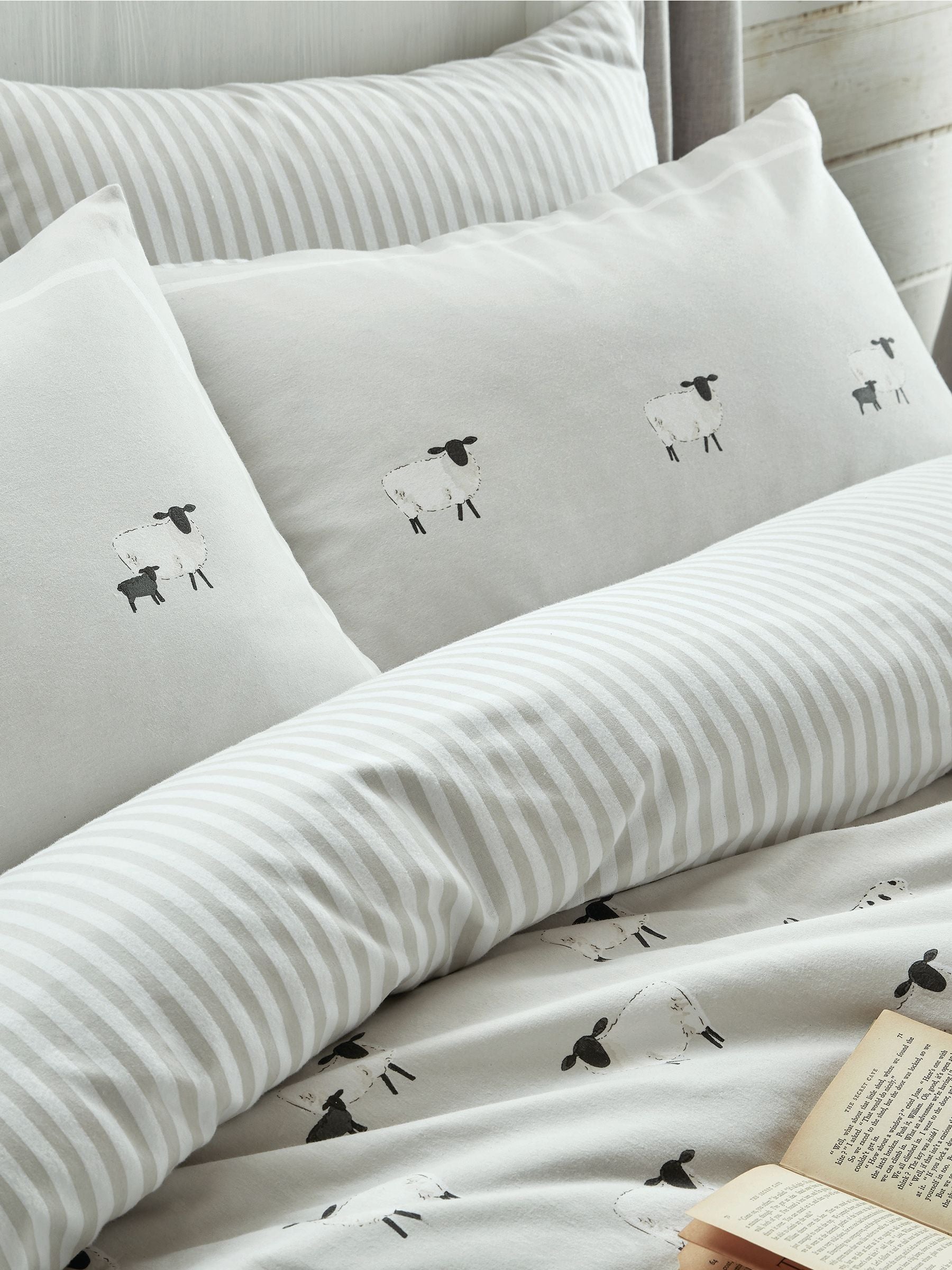 Sophie Allport Oatmeal Sheep duvet cover and pillowcase set (British brand)