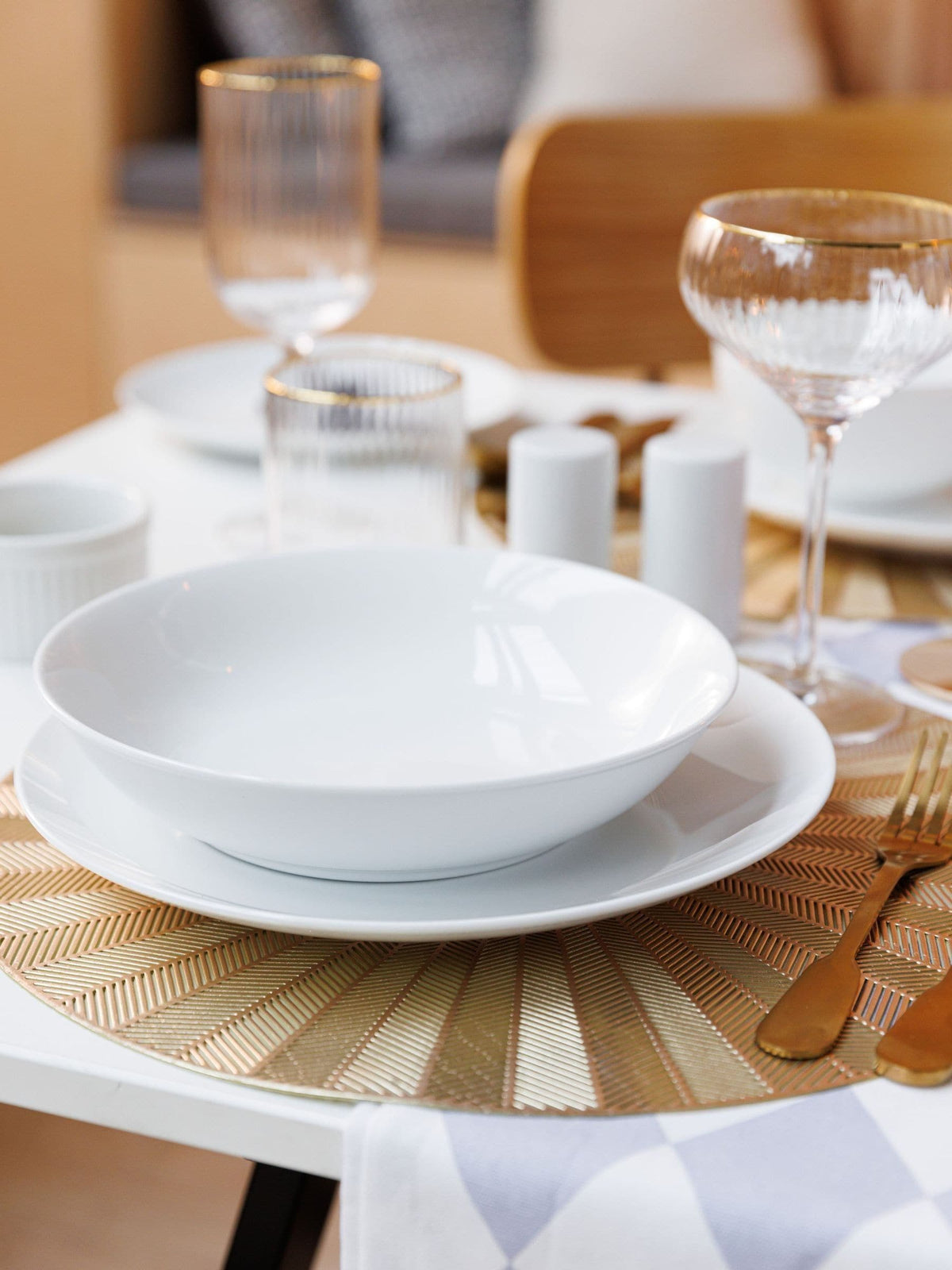 Mikasa set of 4 white porcelain pasta bowls 28cm (British brand)