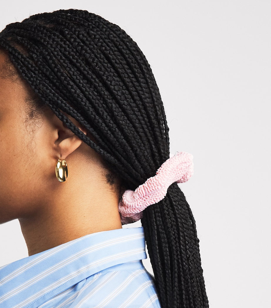 Hunza G Crinkle Scrunchie im charakteristischen Crinkle-Stoff - Britisches Produkt