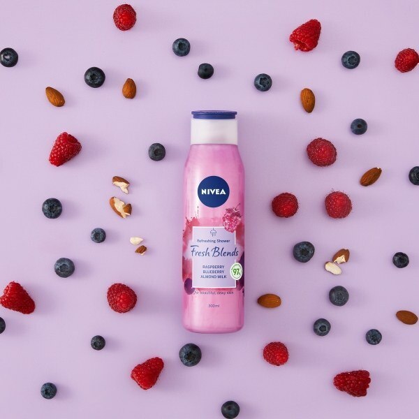 DNR NIVEA Fresh Blends Raspberry & Blueberry Shower Gel GOODS Superdrug   