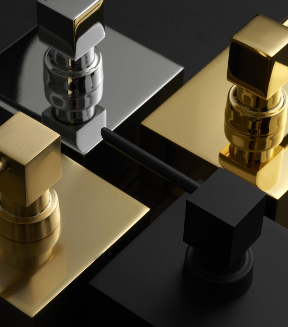 Decor Walther Brass Club Tissue Box in brass finish, UK version