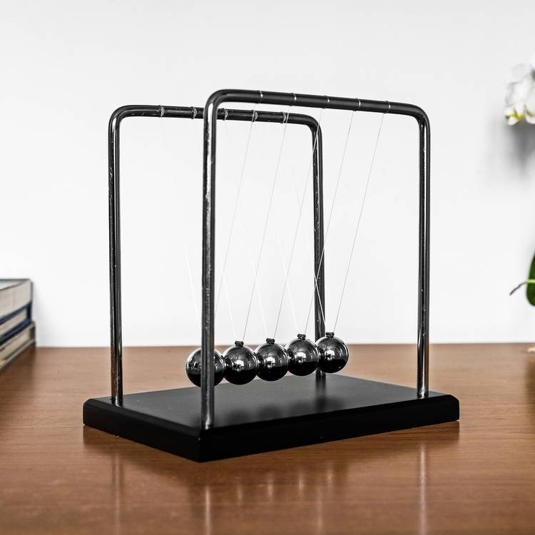 RED5 Newton's Cradle desk toy H18cm, imported from the UK