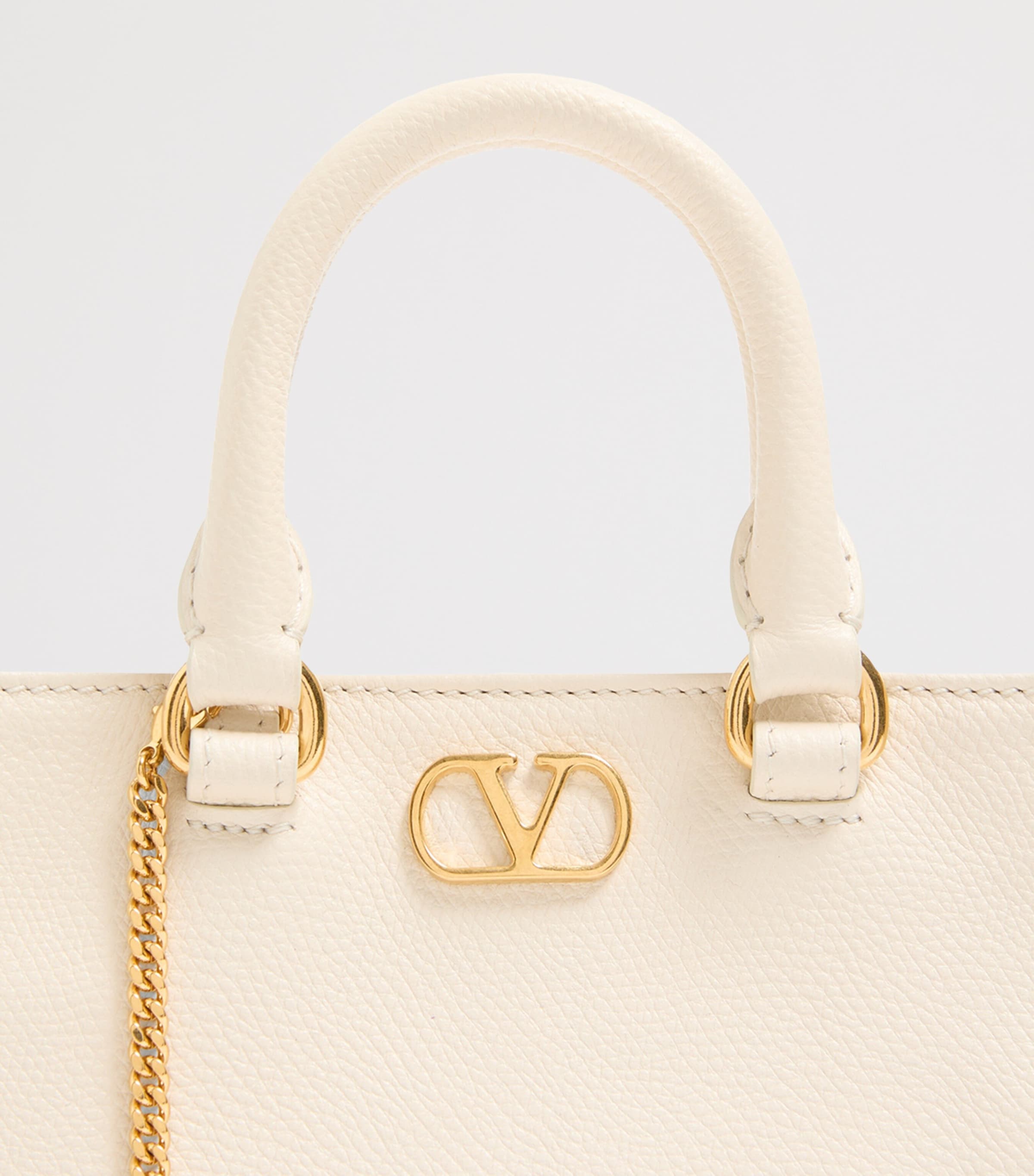 Valentino Garavani VLogo Mini-Henkeltasche aus genarbtem Leder (Britische Marke)