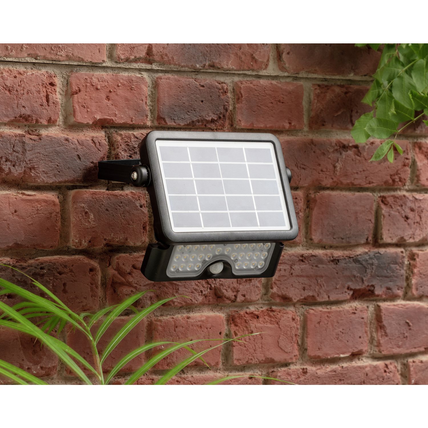 Luceco solar PIR outdoor floodlight 5W - British product
