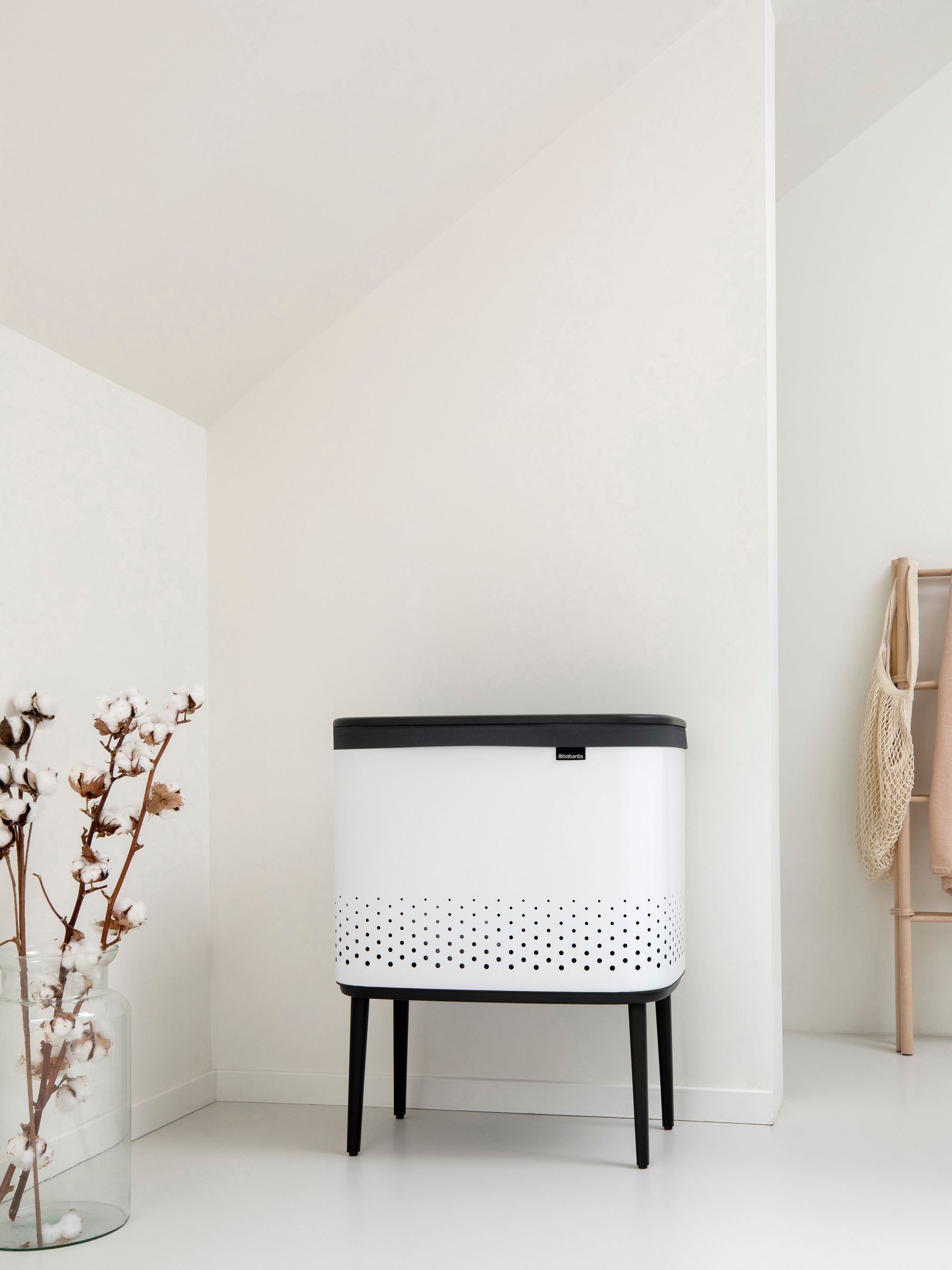سلة غسيل Brabantia بيضاء Bo بسعة 60 لتر مع غطاء Quick-drop، نسخة المملكة المتحدة