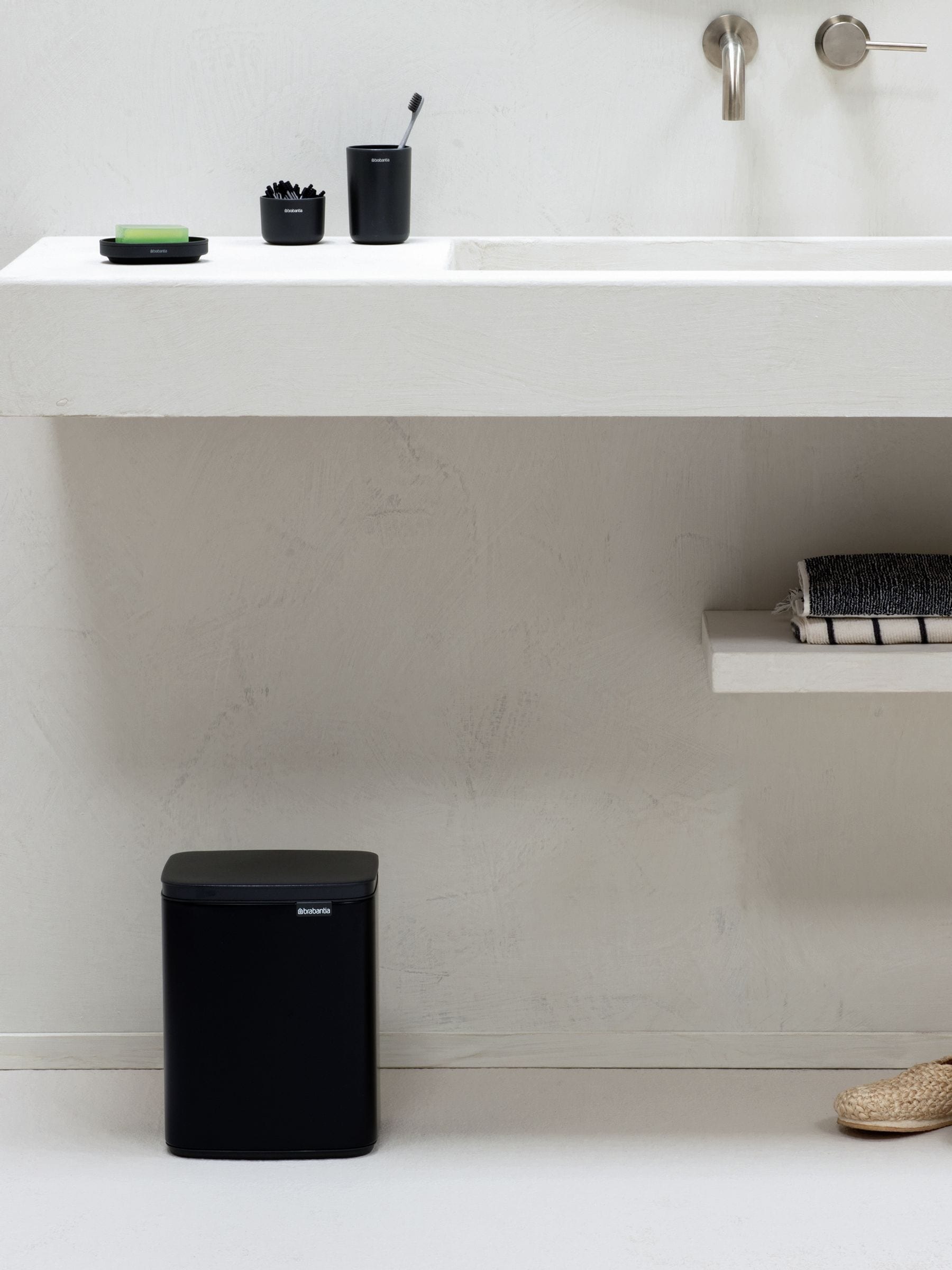 Brabantia Black Bo waste bin 7L - British product