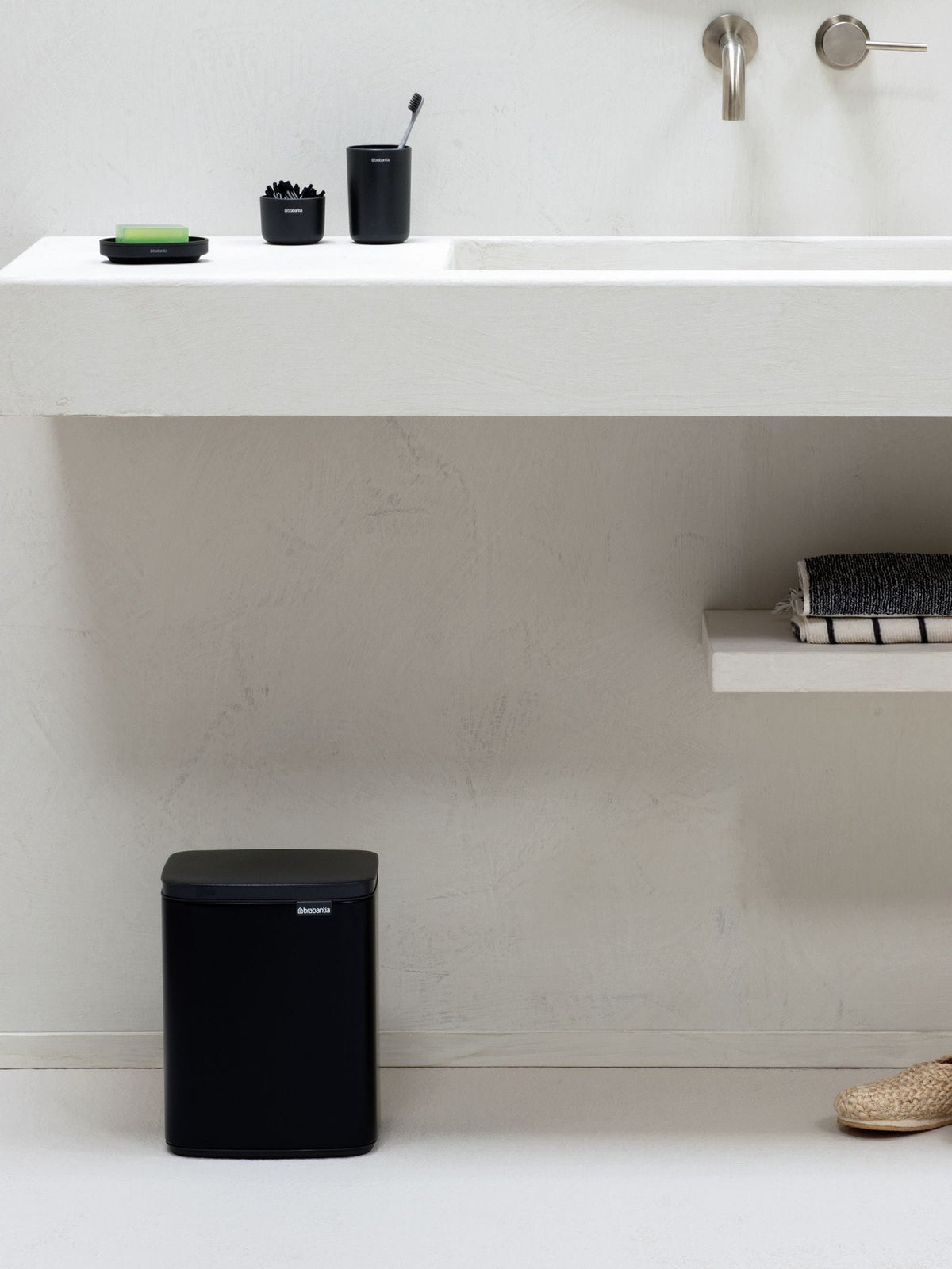 Brabantia Black Bo waste bin 7L - British product