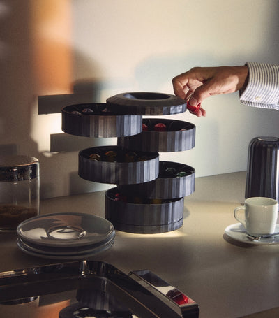 Harrods Alessi Plissé kaffekapselholder- Kjøp online hos McGrocer