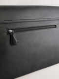 Svart budveske med justerbar stropp og magnetisk lukking (britisk merke)