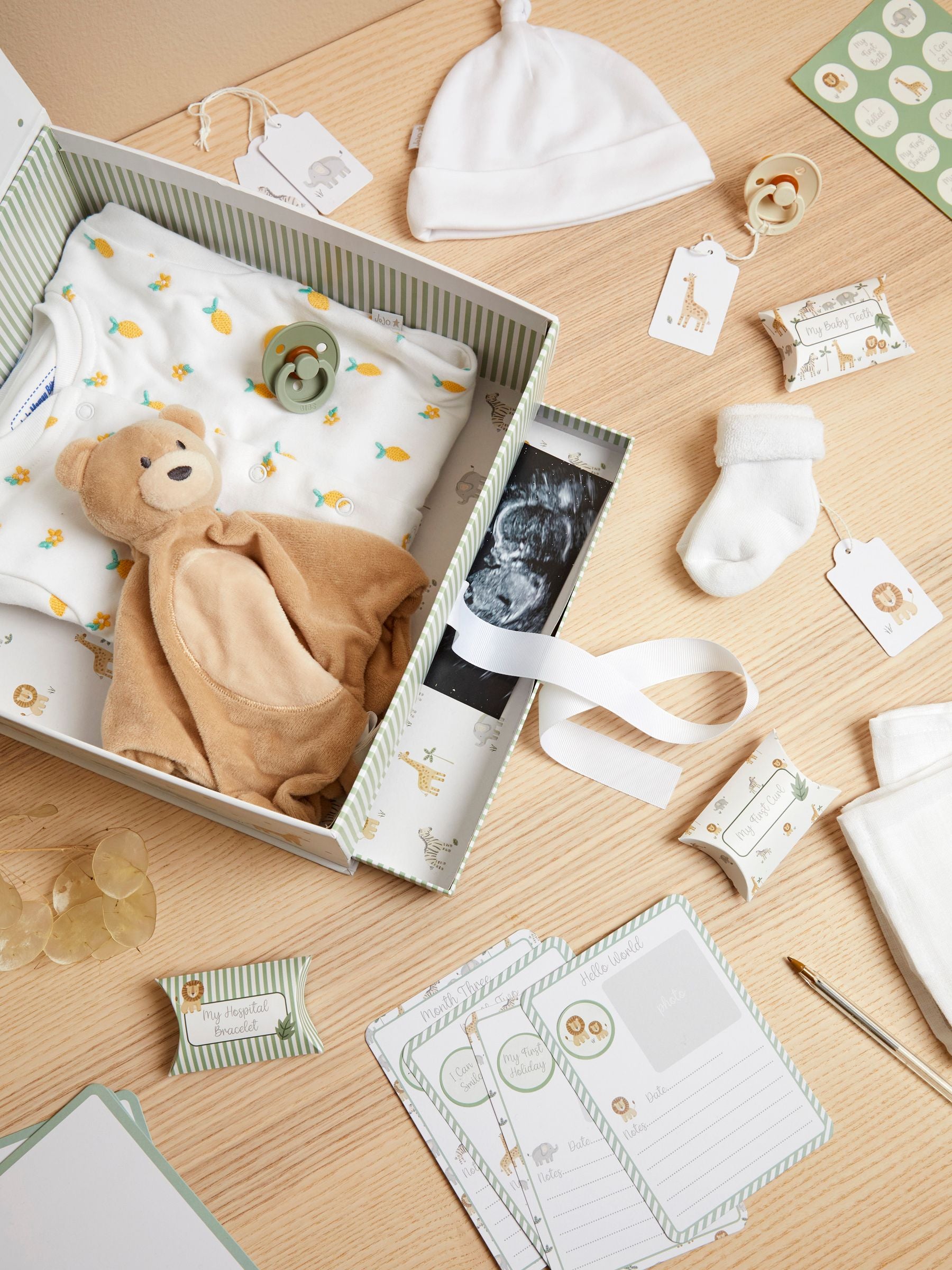 JoJo Maman Bébé baby keepsake memory box with milestone cards, UK version
