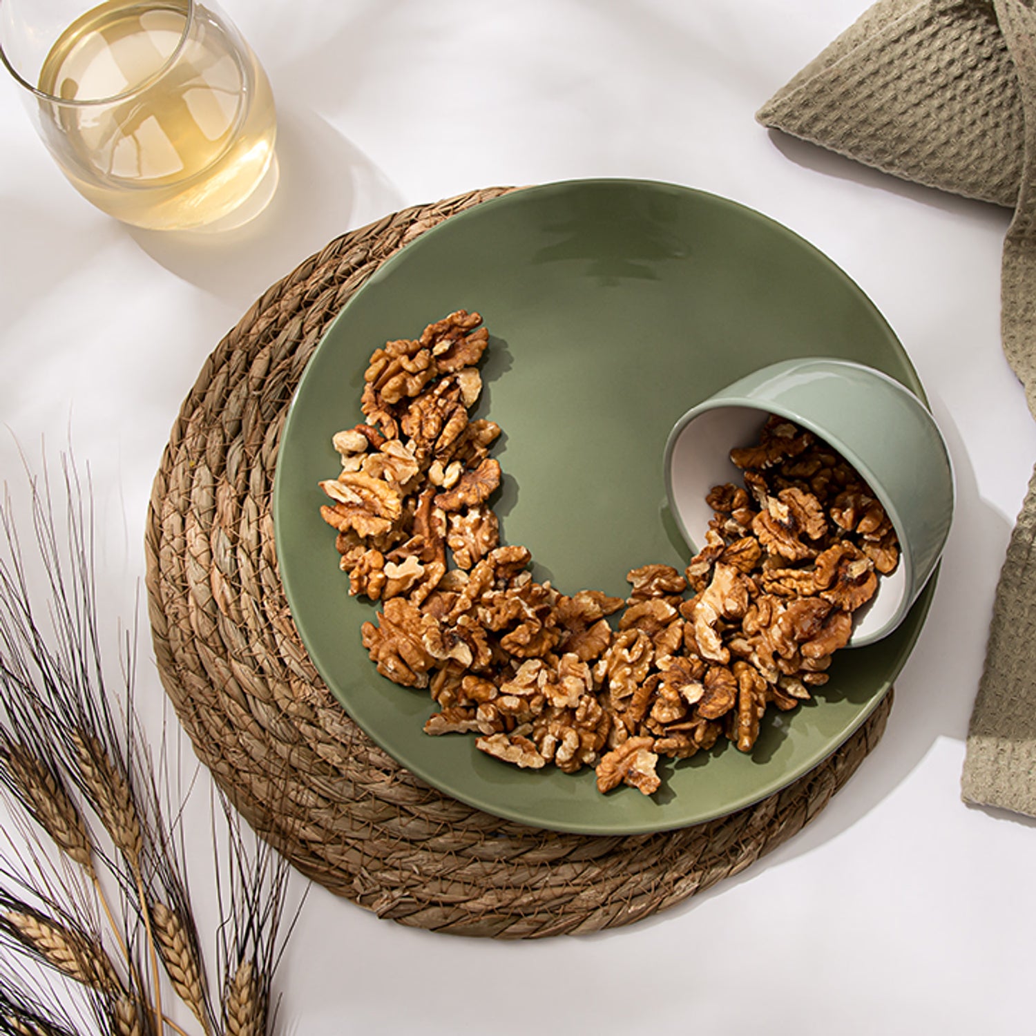 Holland & Barrett walnut halves 400g - British product